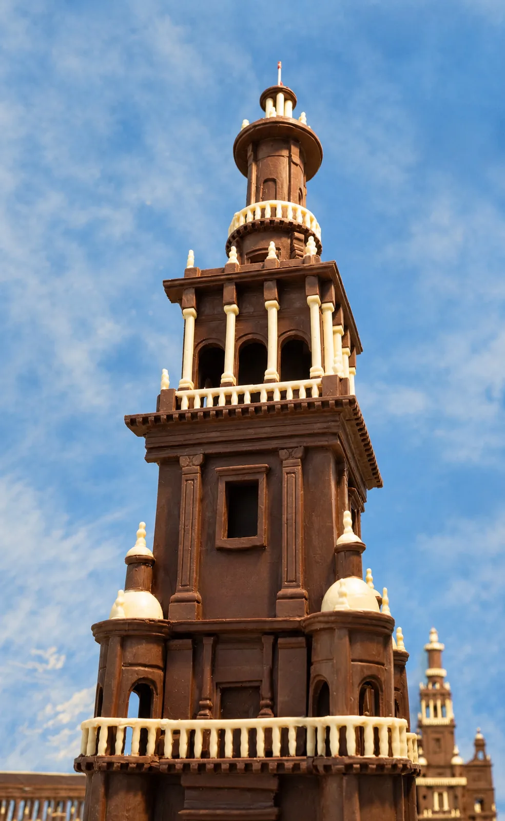 Detalle de una torre de la Plaza de Espa&ntilde;a en chocolate