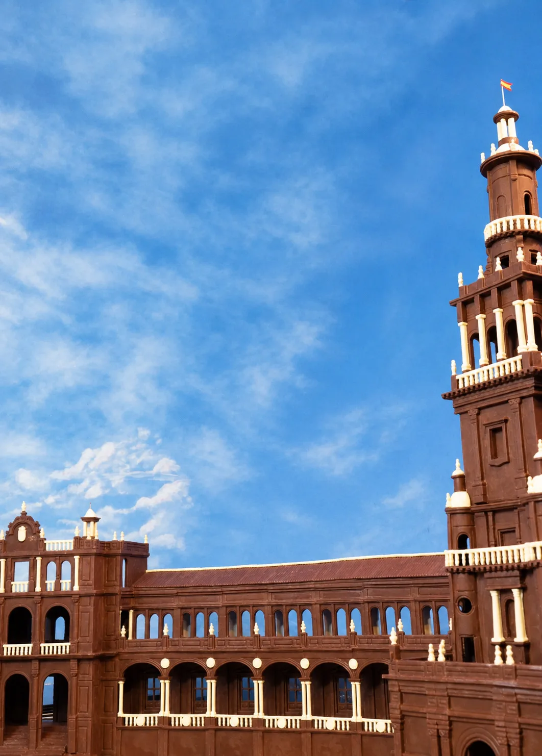 Torre de la Plaza de España recreada en chocolate — La Estepeña